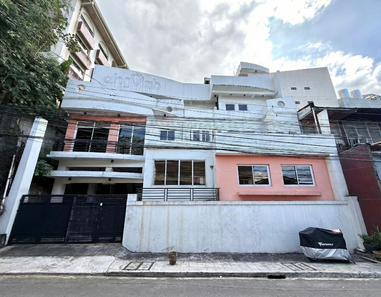 6223 Mañalac Exterior